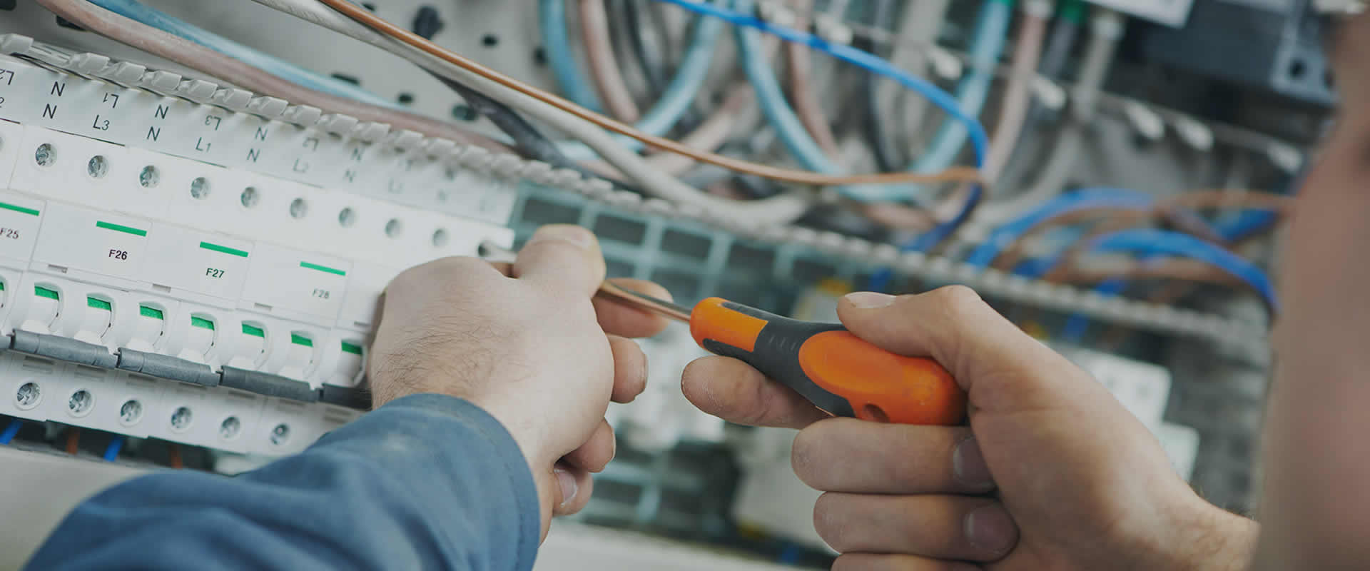 Servicios y Mantenimiento de Instalaciones Eléctricas